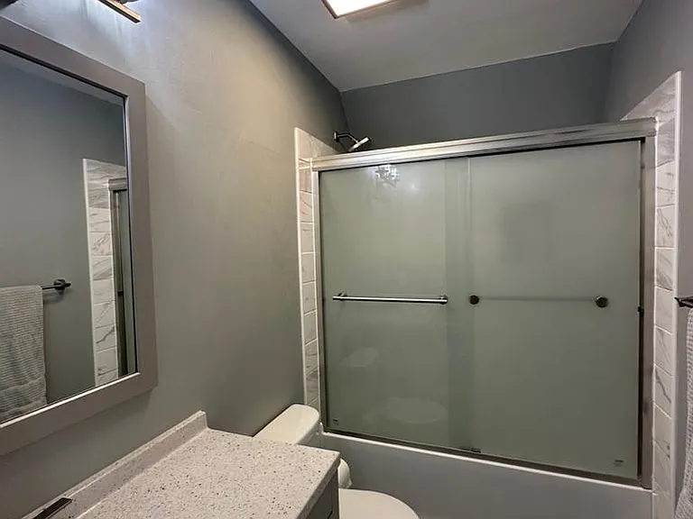 2nd Bathroom with Tub/Shower