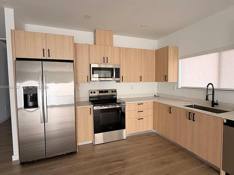 831 SE 9th Ave — Photo 6