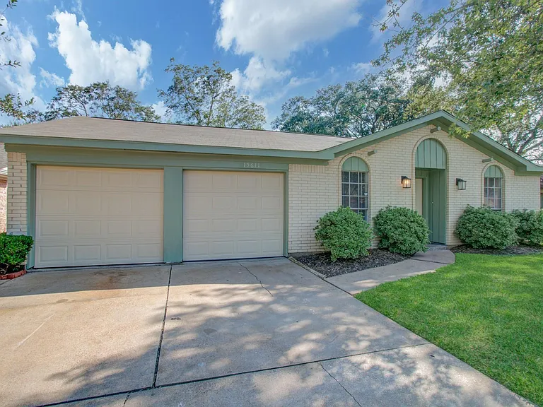 15611 La Casa Ln — Photo 2