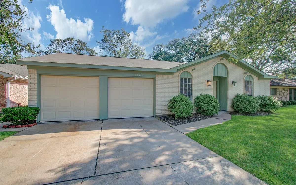 Building Photo - 15611 La Casa Ln