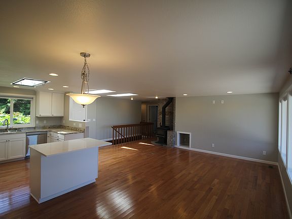 5th image of 120 Pioneer Dr