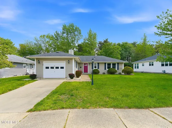 94 Guadeloupe Drive, Toms River, NJ 08757