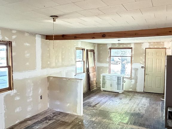 3rd image of 211 E Avenue A