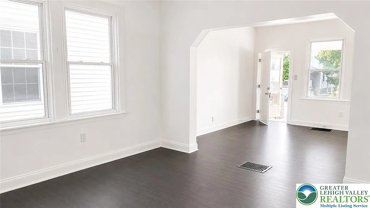 3 bed, 1176 sqft, $2,200 — Photo 4