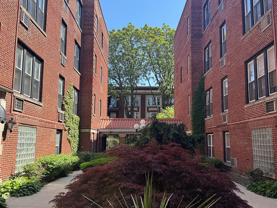 1st image of 642-1 W Buckingham Pl #2W