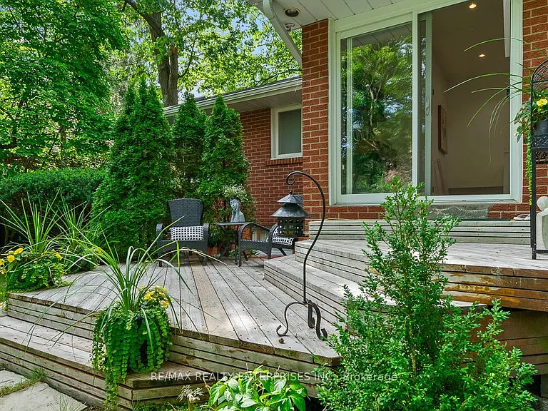 1373 Queen Victoria Ave — Photo 50