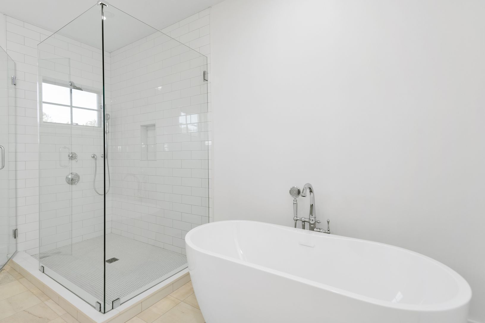  Downstairs Primary Ensuite Bathroom with Tub