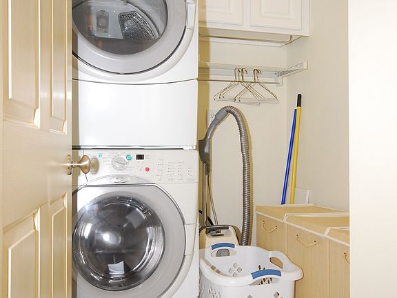 stack w/d in laundry room