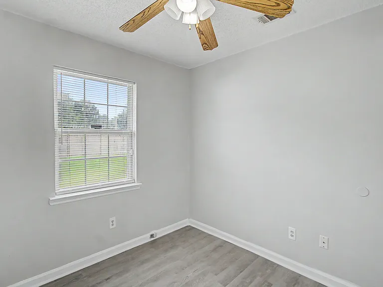 1651 Latham Ct — Photo 17
