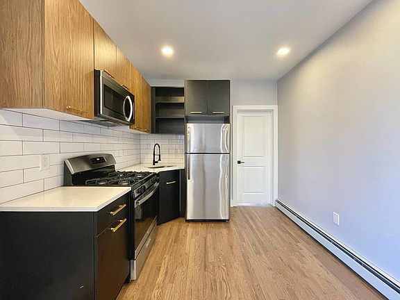 2nd image of 484 Mercer St #2RR