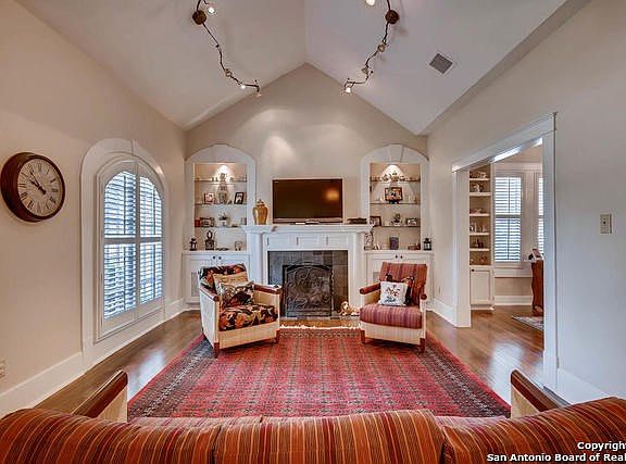 4th image of 1557 W Magnolia Ave
