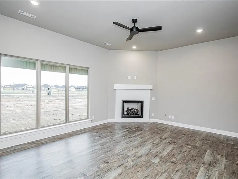 1048 Parker Ln — Photo 3