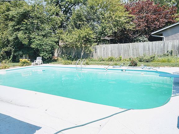 2nd image of 821 Oxford Dr