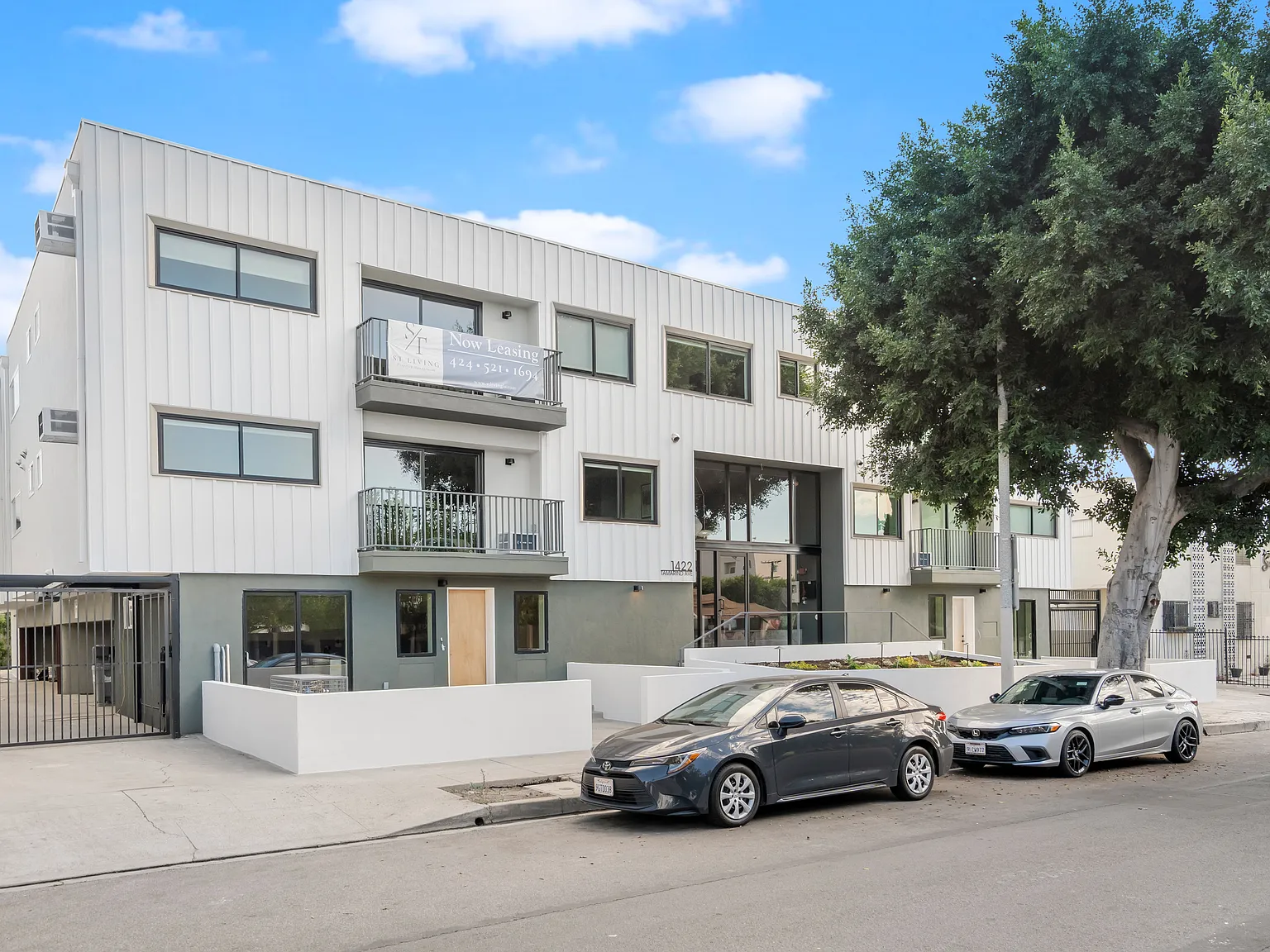 1422 Tamarind Ave — Photo 3