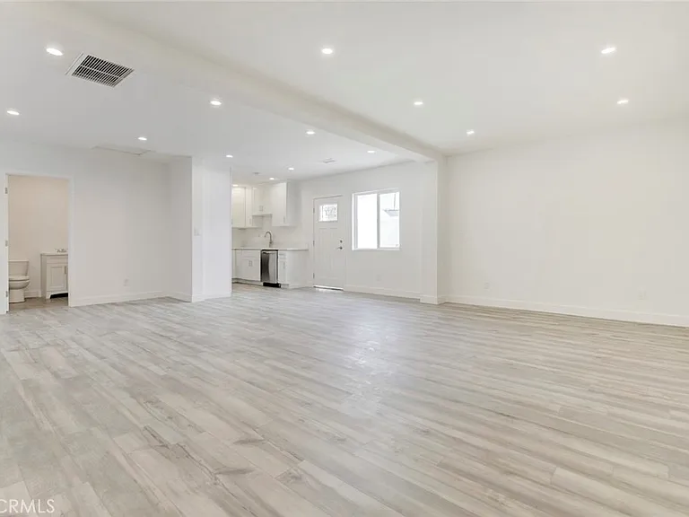 11326 Haskell Ave — Photo 4