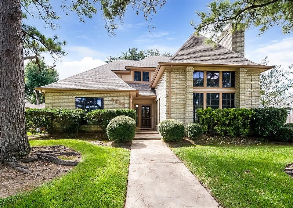 Traditional Family Home, UPDATED, 4-5 Bedrooms, Master Down, Family Room down, Great Room, Formal Dining, Large Kitchen with Island, 3264 SF, Mostly Brick,