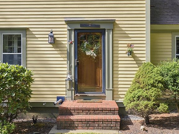 3rd image of 7 Stony Brook Rd