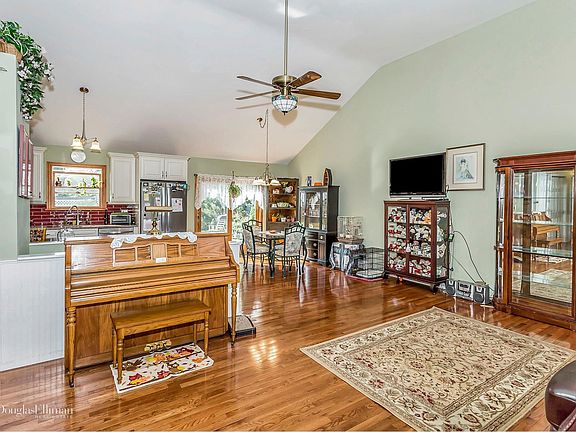3rd image of 33 Meadow Ct