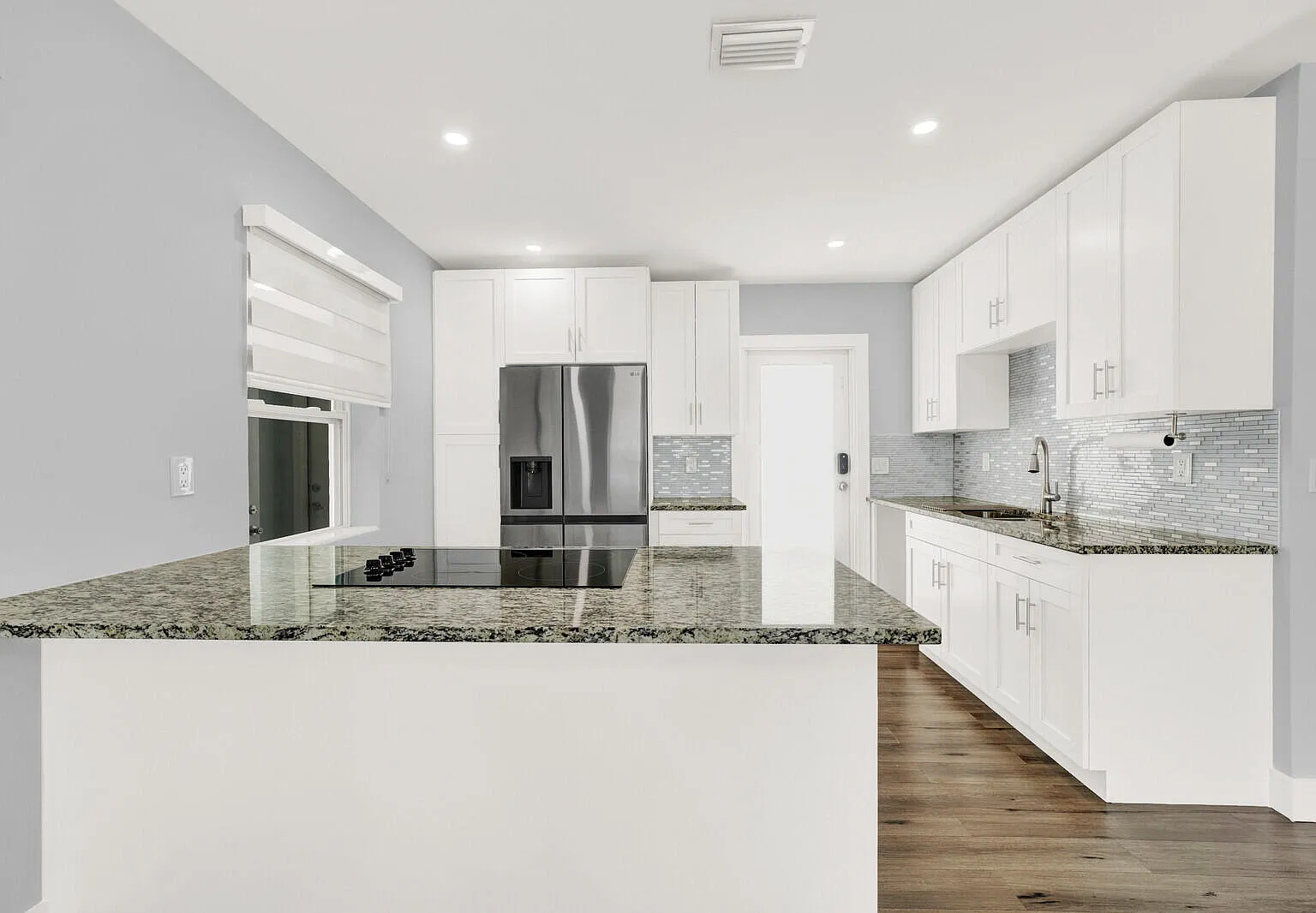 3 bed, 2.0 bath, 936 sqft, $3,500 — Photo 3