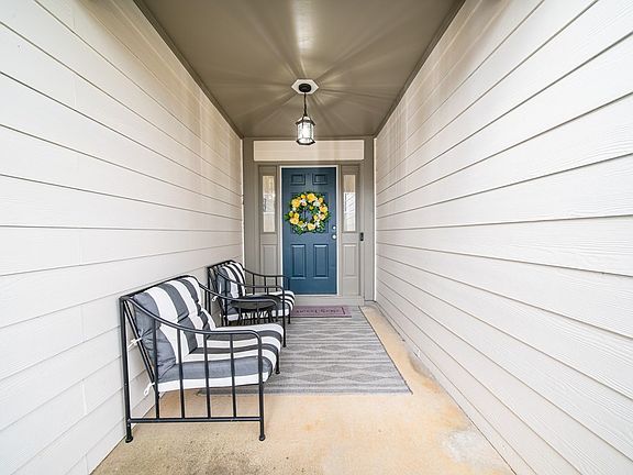 3rd image of 33 Honeysuckle Way