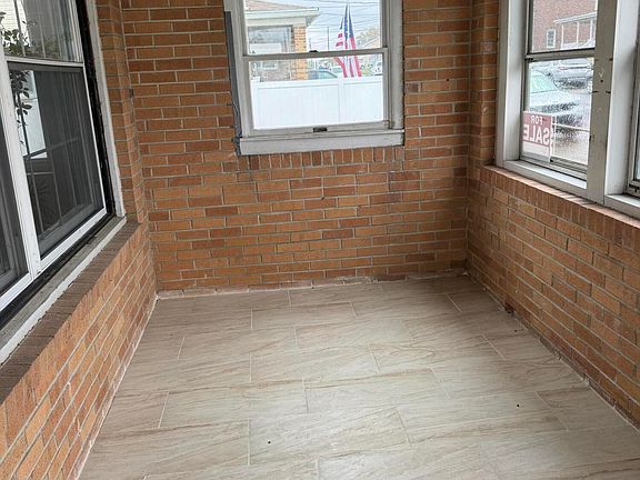 5th image of 43 E Maple St