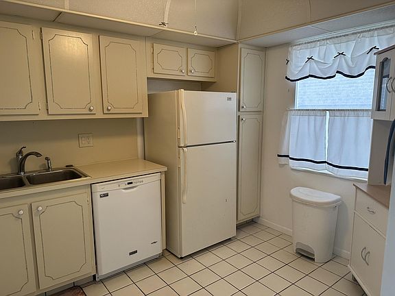 4th image of 130 Lake Meryl Drive #230