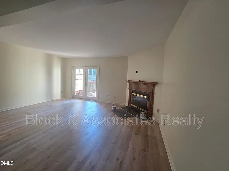 6550 Thetford Ct — Photo 4