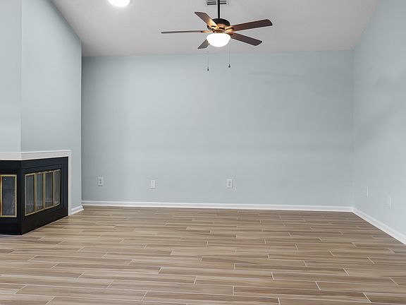 4th image of 3850 Windridge Ct #1
