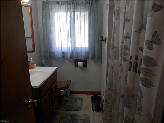 5th image of 381 Frostview Dr