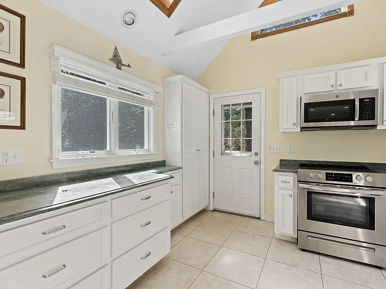 4 Wildwood Ave — Photo 2