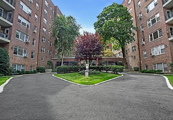 3rd image of 3850 Hudson Manor Ter APT 5AW
