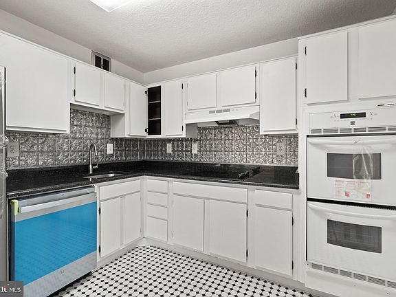 4th image of 307 Yoakum Pkwy APT 502