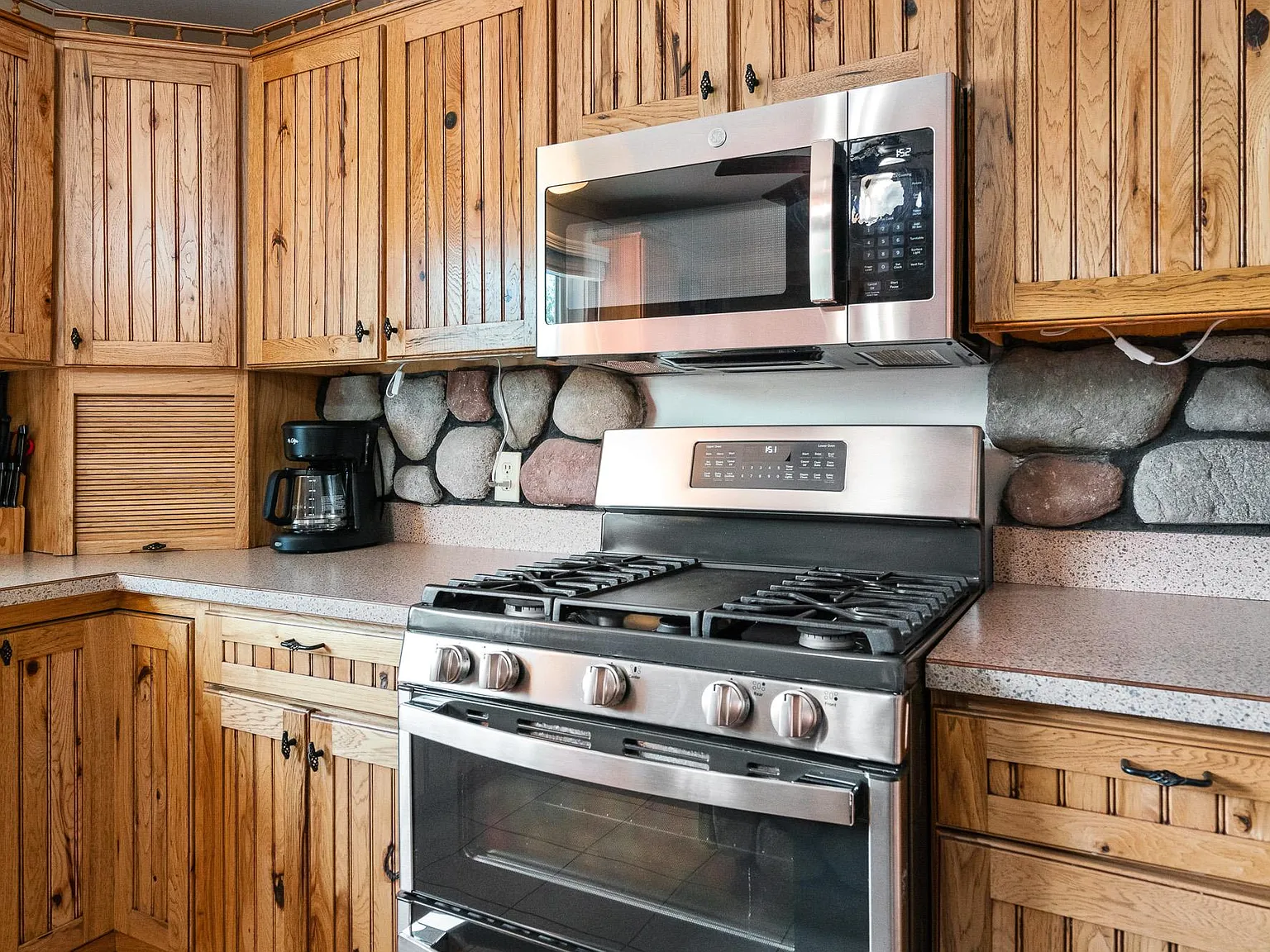 228 E State St — Photo 3