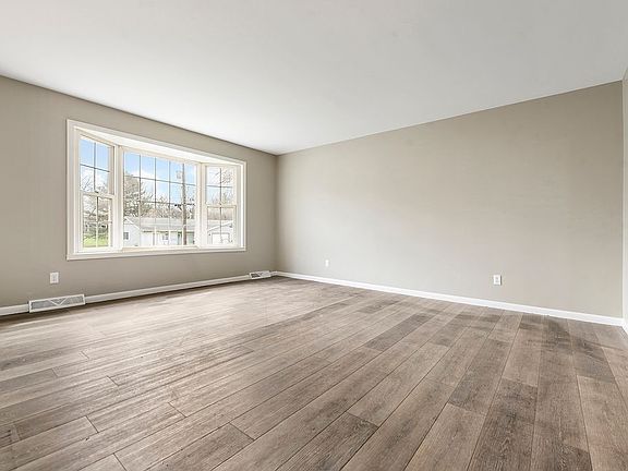 3rd image of 404 Mecklem Ln