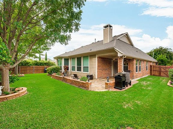 3rd image of 2475 Lakewood Dr