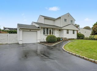 24 Havemeyer Ln, Commack, NY 11725