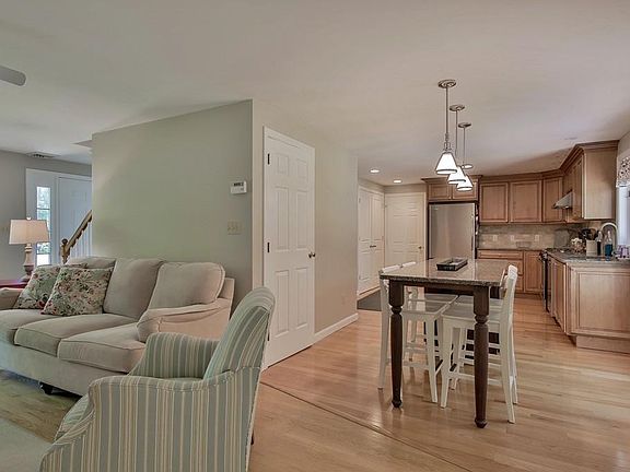 5th image of 24 Nightingale Dr