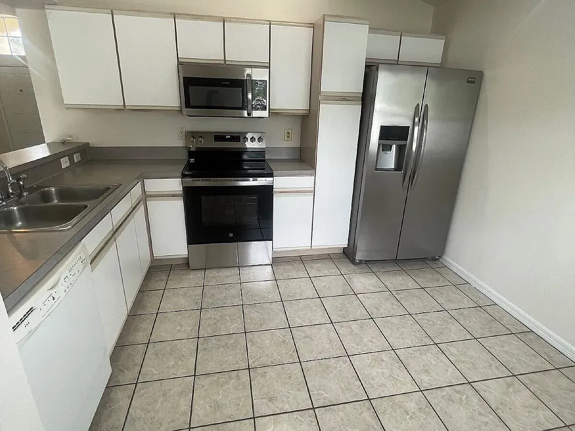 4 bed, 1612 sqft, $2,270 — Photo 4