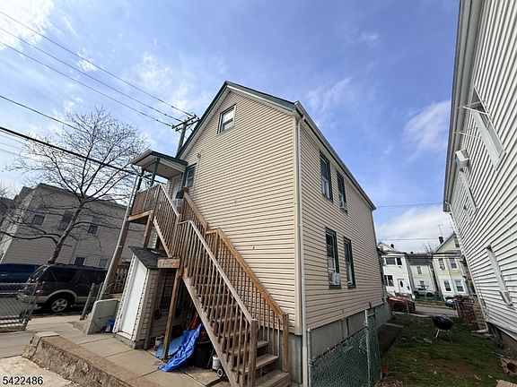 4th image of 383 Highland Ave