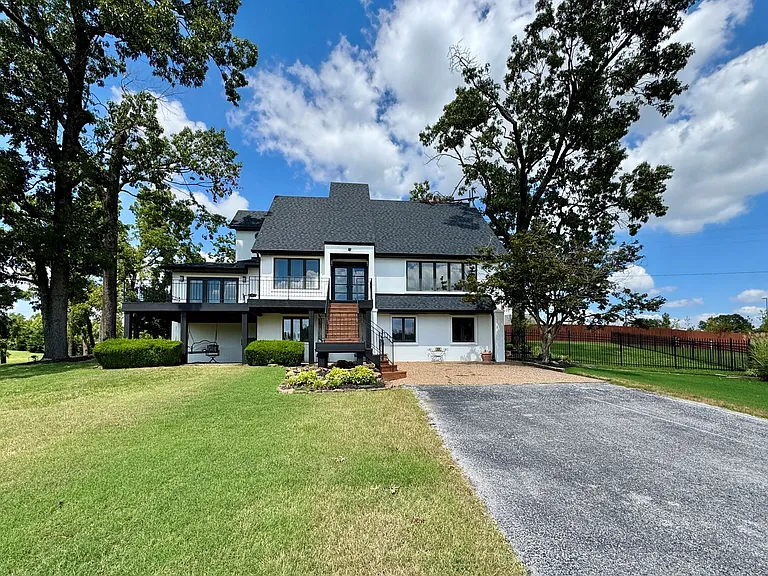 624 S Horsebarn Rd — Photo 1