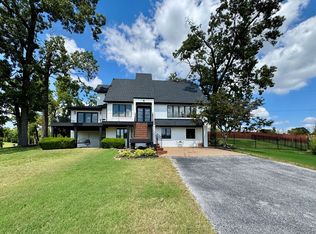 624 S Horsebarn Rd, Rogers, AR 72758