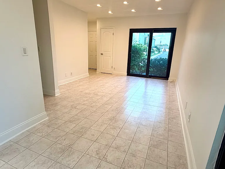 8800 Bardmoor Blvd #20 — Photo 16