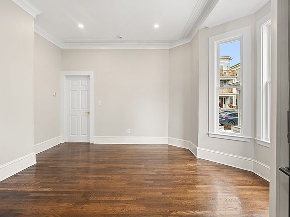 4th image of 30 Thornley St #1