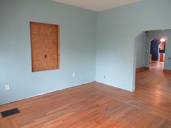 5th image of 824 Thornton St