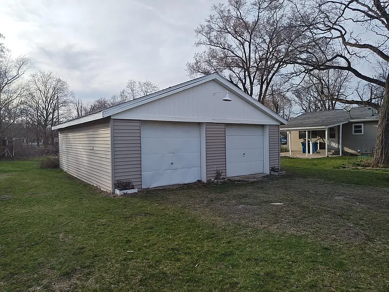 308 E Delaware St — Photo 12