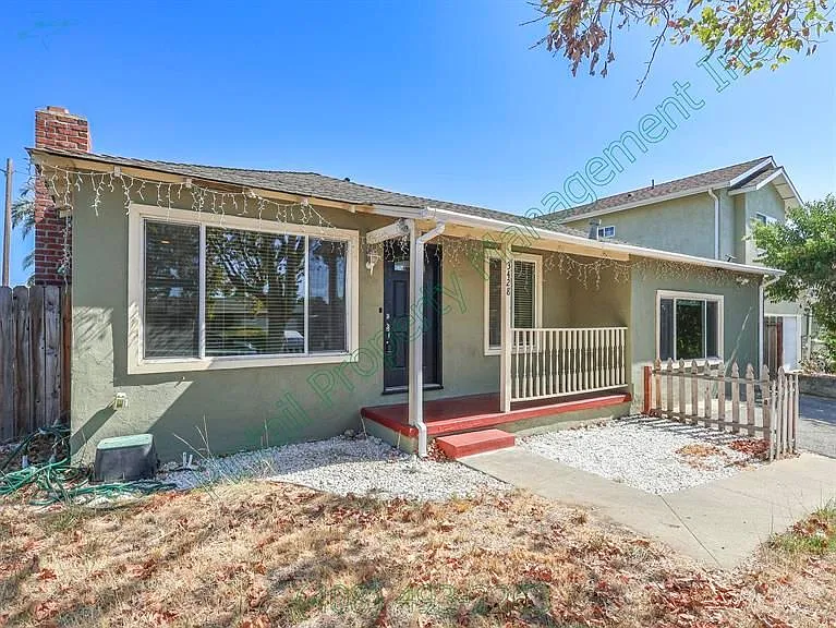 3 bed, 2.0 bath, 1471 sqft, $4,349 — Photo 3