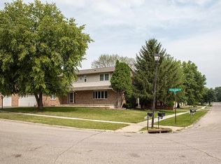 516 Excelsior Ln, Waterloo, IA 50701