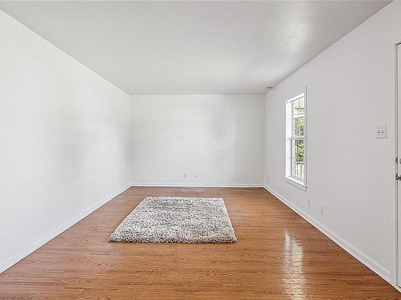 3rd image of 2122 Dupont Dr