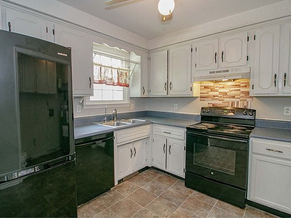 3rd image of 704 Ranch Hill Dr