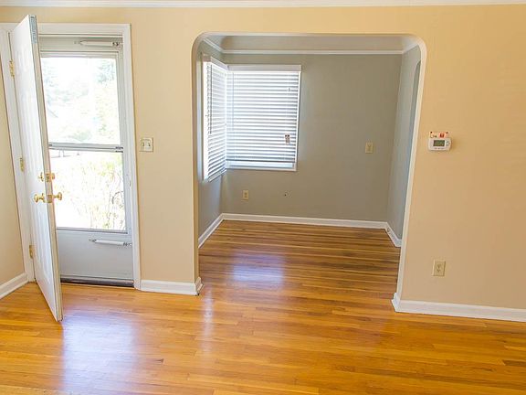 Dining nook (empty)